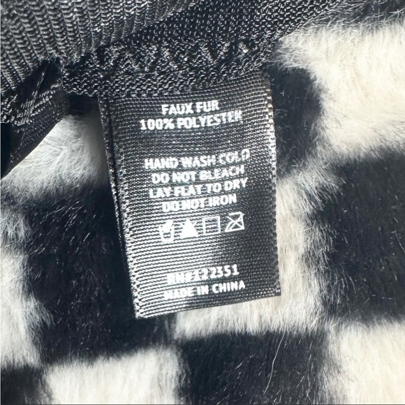 DO EVERYTHING IN LOVE Faux Fur Checkered Bucket Hat - Picture 5 of 6